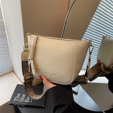 Minimalistische PU-Leder Unterarmtasche für Damen Vintage Halbmond Schultertasche mit Breitem Ethno-Gurt Umhängetasche