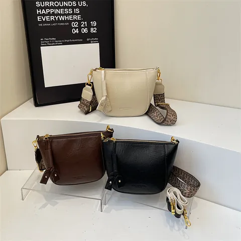 Minimalistische PU-Leder Unterarmtasche für Damen Vintage Halbmond Schultertasche mit Breitem Ethno-Gurt Umhängetasche