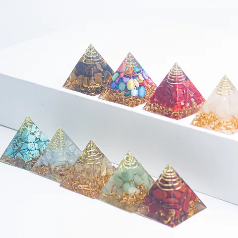 Handgefertigte Orgon Energie Pyramide Natürliche Kristall Harz Ornament Mit Kupferspirale Goldfolie Für Meditation Büro Heimdekor