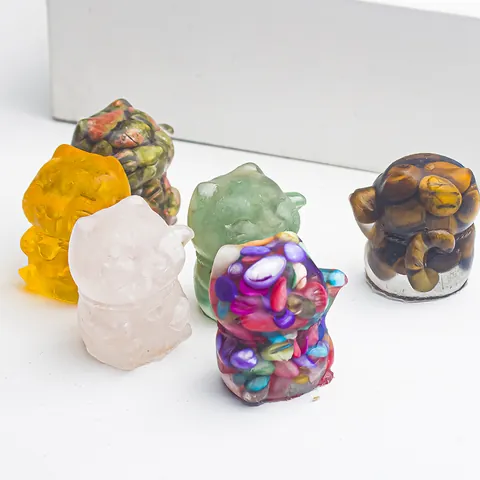 Lucky Cat Maneki-Neko Resin Ornament Crystal Stone Chips Epoxy Desk Decor Office Table Car Dashboard Handmade Mini Statue Feng Shui Gift