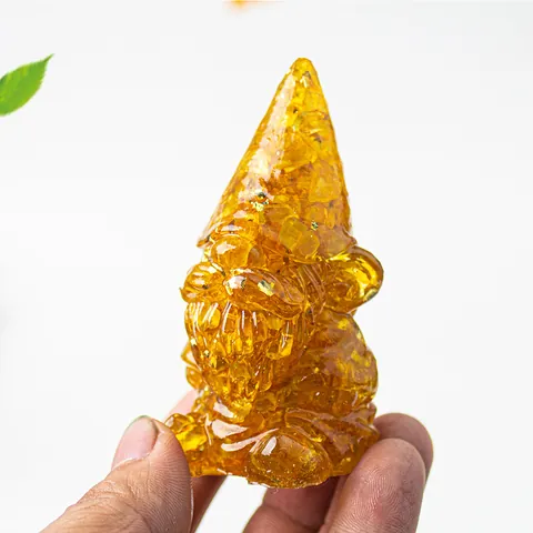 Statuetta di Gnomo in Resina con Frammenti di Cristallo Naturale Decorazione da Scrivania con Foglia d'Oro per Casa Ufficio Soggiorno Regalo
