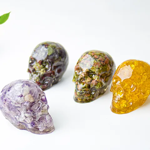 Figurine de Crâne en Résine et Pierre de Cristal Naturelle Décoration de Bureau Ornement Gothique pour Maison Table Cadeau
