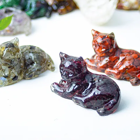 Mignonne Figurine de Chat en Résine Remplie de Gravier de Cristal Naturel Ornement de Bureau pour Décoration de Maison Bureau