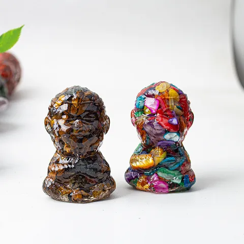 Statuetta Zen Piccolo Monaco Ghiaia di Cristallo Naturale Statua di Buddha in Resina per Meditazione Yoga Casa Ufficio Scrivania