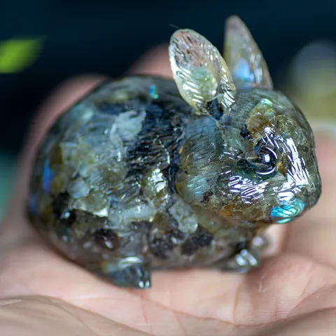 Natural Crystal Chips Resin Rabbit Figurine Healing Stone Bunny Ornament For Home Office Desk Decor Gift