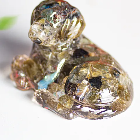Figurine de Chiot Chien en Résine avec Cristal Naturel et Incrustation de Pierres Mini Ornement de Bureau Golden Retriever Décor Maison Bureau Cadeau