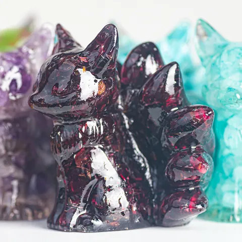 Handgefertigte Neunschwänzige Fuchsfigur Aus Harz Mit Natürlichen Kristallchips Schreibtisch-Ornament Mythische Statue Für Heimdeko
