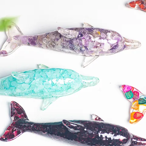 Resin Dolphin Figurine Natural Crystal Stone Filled Ocean Ornament For Office Desk Home Decor Minimalist Modern Animal Sculpture Gift