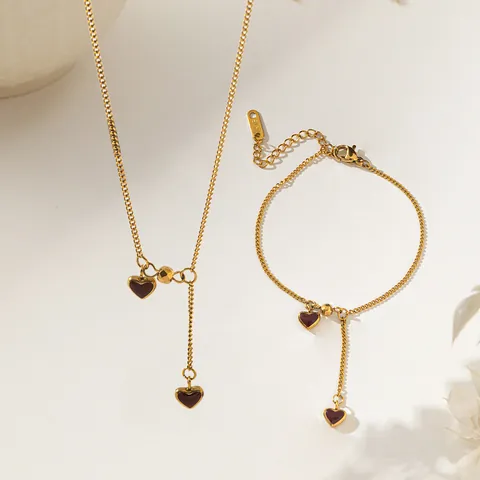 Collana con Ciondolo a Doppio Cuore Rosso Vino Stile Francese in Acciaio al Titanio Placcato Oro per Donna