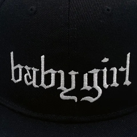 Berretto da Baseball a Tesa Piatta in Cotone Nero da Donna Con Ricamo Gotico Babygirl Bianco Snapback Regolabile Hip Hop Streetwear Cappello da Sole