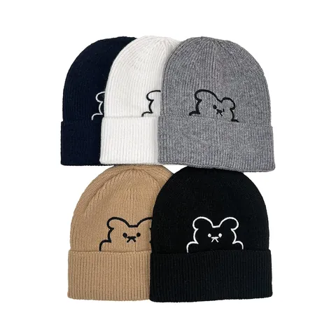 Bonnet en Tricot Chaud d'Hiver pour Femmes Hommes Broderie Ours Dessin Animé Mignon Nervuré Couleur Unie Skull Cap Accessoire d'Automne