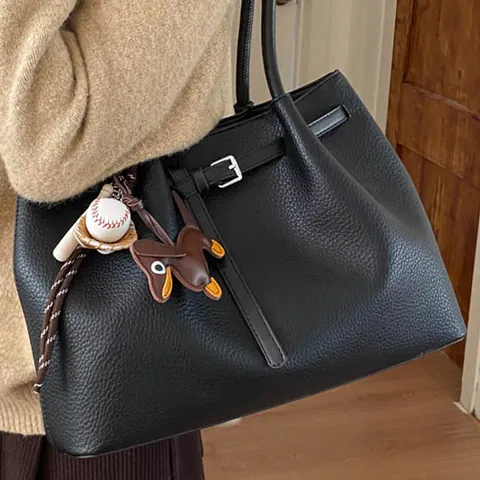 Bolso Tote de Gran Capacidad para Mujer Patrón de Litchi Minimalista de Cuero PU Bolso de Hombro con Amuletos de Perro Salchicha Béisbol