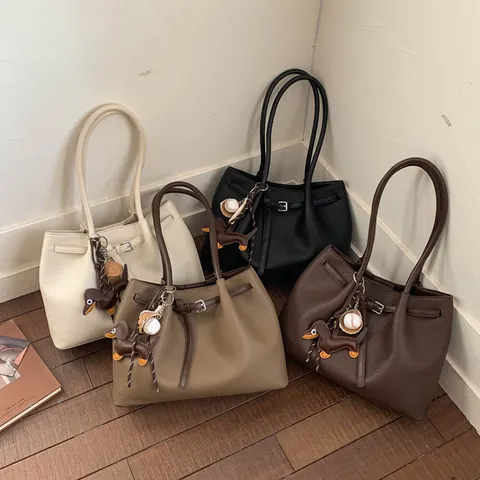 Bolso Tote de Gran Capacidad para Mujer Patrón de Litchi Minimalista de Cuero PU Bolso de Hombro con Amuletos de Perro Salchicha Béisbol