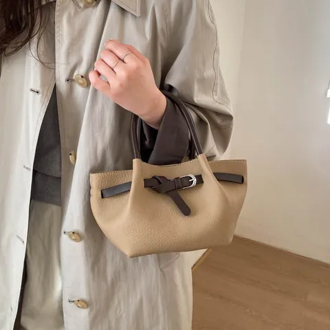 Damen Retro Farbblock Tote Bag PU Leder Lässige Schulter Eimer Tasche Mit Süßem Anhänger Urban Minimalist Handtasche