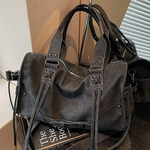 Borsa a Spalla da Donna in Pelle Scamosciata Vintage a Grande Capacità Con Nappe e Borchie Borsa a Tracolla Stile Rilassato Borsa Tote da Viaggio