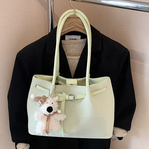 Damen Gewebte Tragetasche PU Leder Große Kapazität Schultertasche Mit Gürtelschnalle Und Plüschhund Anhänger Mode Handtasche