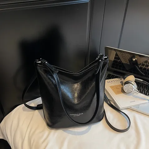 Vintage PU Leather Large Capacity Tote Bag For Women Minimalist Solid Color Bucket Shoulder Crossbody Bag For Daily Office