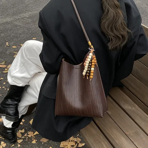 Sac à Bandoulière Vintage en Cuir PU Tissé Pour Femmes Minimaliste Hobo Sac Sous Le Bras Avec Charme en Perles de Bois Daily Tote