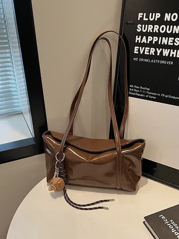 Borsa da Donna Vintage in Pelle PU Lucida Sotto l'Ascella Tracolla Grande Capacità Borsa Tote Rettangolare Con Ciondolo da Baseball