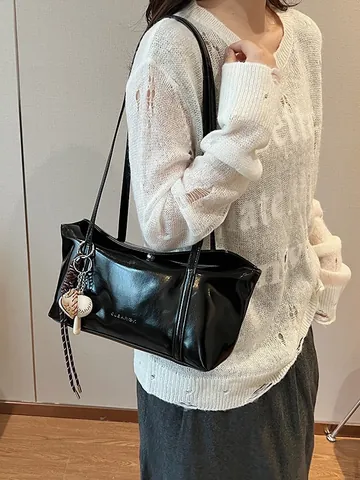 Borsa da Donna Vintage in Pelle PU Lucida Sotto l'Ascella Tracolla Grande Capacità Borsa Tote Rettangolare Con Ciondolo da Baseball