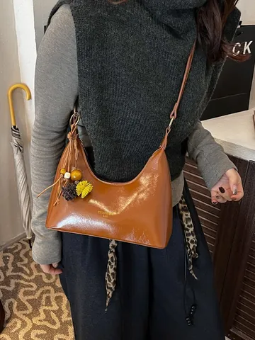 Dames Vintage Hoogglans PU Leer Onderarmtas Minimalistische Halve Maan Hobo Tas Met Afneembare Pompon Hanger Voor Dagelijks Gebruik