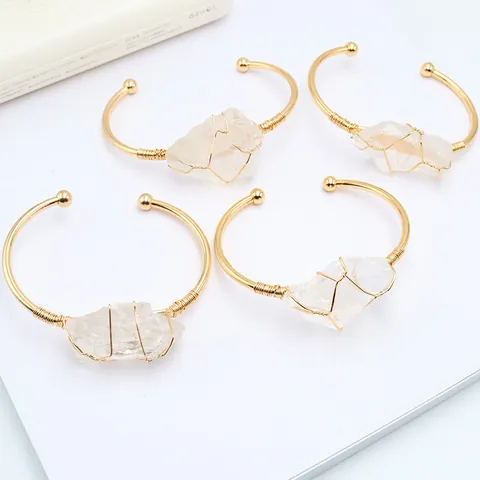 Brazalete Abierto de Cobre Bañado en Oro Envuelto con Alambre de Piedra en Bruto de Cuarzo Transparente Natural Joyería Bohemia para Mujer