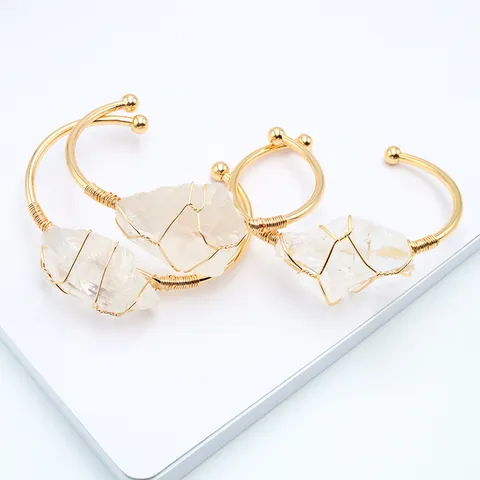 Brazalete Abierto de Cobre Bañado en Oro Envuelto con Alambre de Piedra en Bruto de Cuarzo Transparente Natural Joyería Bohemia para Mujer