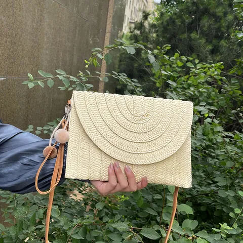 Women Woven Straw Envelope Crossbody Bag With Pom-Pom Decoration Casual Bohemian Vacation Handbag Shoulder Bag Small Clutch