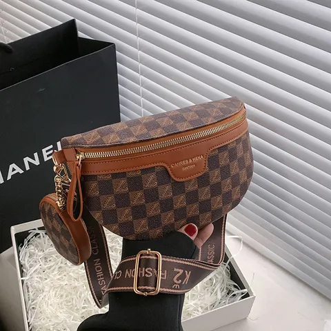 Sac de Poitrine Femme Mode Rétro Damier Cuir PU Sac Bandoulière Motif Monogramme Large Sangle Sac à Épaule Sous le Bras Ensemble Deux Pièces