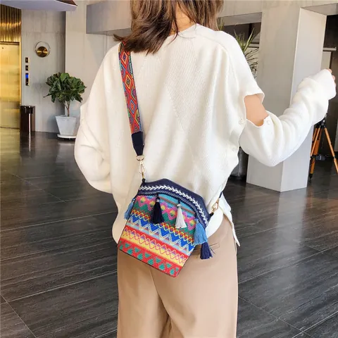 Borsa a Secchiello Intrecciata Etnica Boemia per Donna Motivo Geometrico Retrò Borsa a Tracolla con Nappe e Spallina Larga