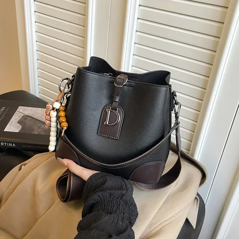 Secchiello in Pelle PU Texture Lychee Vintage per Donna Borsa a Tracolla con Pendaglio in Metallo D e Charm in Perline