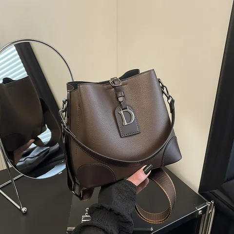 Secchiello in Pelle PU Texture Lychee Vintage per Donna Borsa a Tracolla con Pendaglio in Metallo D e Charm in Perline