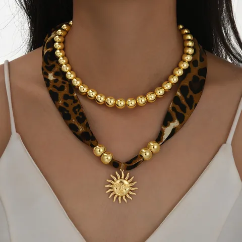 Collier Double Couche Vintage Imprimé Léopard pour Femmes Or Perles en Plastique Électroplaqué Pendentif Soleil Bijoux