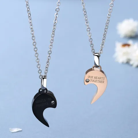 Collana con Pendente a Cuore Puzzle per Coppia in Acciaio Inossidabile al Titanio con Zirconia SHOULD BE FOREVER Inciso Regalo Gioielli