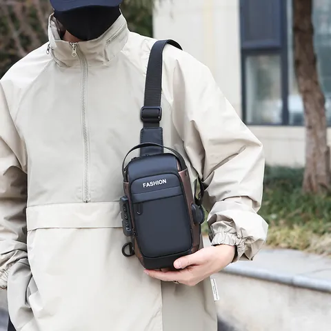 Sac de Poitrine en PU Dépoli Décontracté pour Hommes Verrou Antivol Port de Charge USB Sac Bandoulière Imperméable Sling Bag