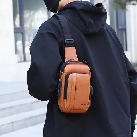Sac de Poitrine pour Homme en Cuir PU Antivol Serrure à Code Imperméable Sac à Bandoulière Avec Port USB Décontracté Sling Bag
