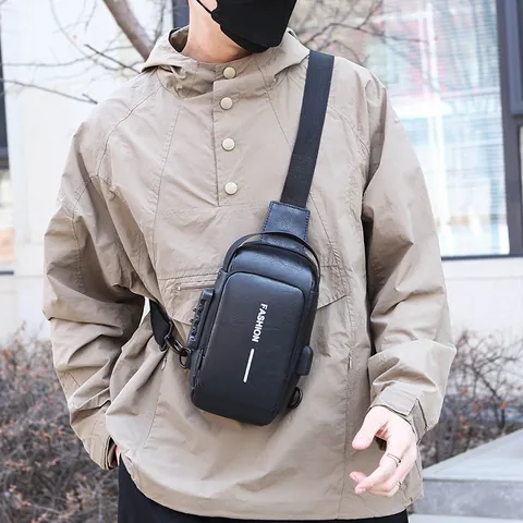 Sac de Poitrine Antivol pour Hommes Avec Cadenas à Combinaison Port de Charge USB Imperméable en Cuir PU Sac à Bandoulière Décontracté Voyage Sac à Dos Sling