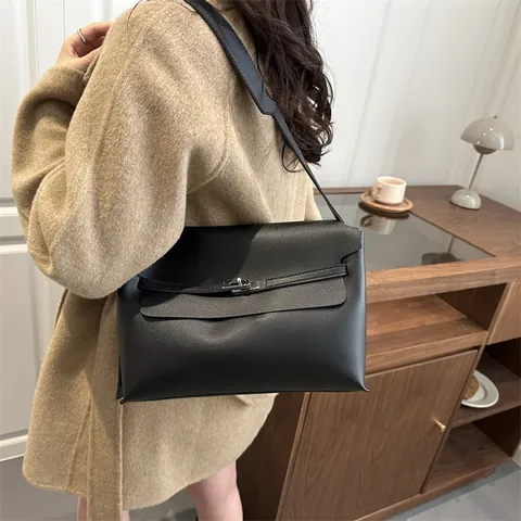 Bolso de Hombro de Cuero PU de Moda para Mujer Gran Capacidad Color Sólido Tote Con Cierre de Metal Bolso Casual Oficina