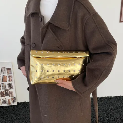 Pochette à Rivets pour Femmes en Cuir PU Métallisé Sac à Main Enveloppe Style Punk Grande Capacité avec Boucle Magnétique