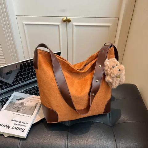 Sac à Épaule en Suédine Grande Capacité pour Femmes Sac Cabas Patchwork en Cuir Avec Pendentif Peluche Mode Minimaliste Vintage