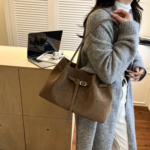 Sac Fourre-tout Vintage Grande Capacité pour Femme en Cuir PU et Suédine Avec Pendentif en Perles de Bois