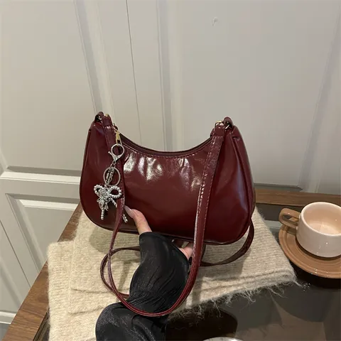 Bolso Hobo de Cuero PU de Color Sólido para Mujer Debajo del Brazo Con Colgante de Corazón de Lazo Bolso de Hombro Único Casual