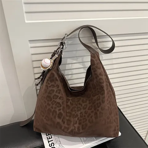 Bolso Tote Hobo de Gamuza con Estampado de Leopardo Vintage Mujer Gran Capacidad Bolso de Hombro Axila con Colgante de Béisbol