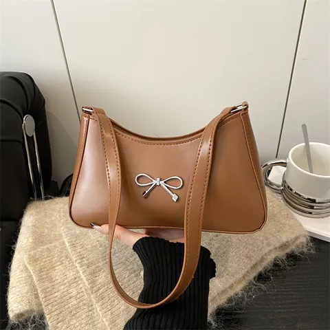 Bolso de Axila de Cuero PU para Mujer con Lazo de Metal Vintage Bolso de Hombro Color Sólido Minimalista y Moderno