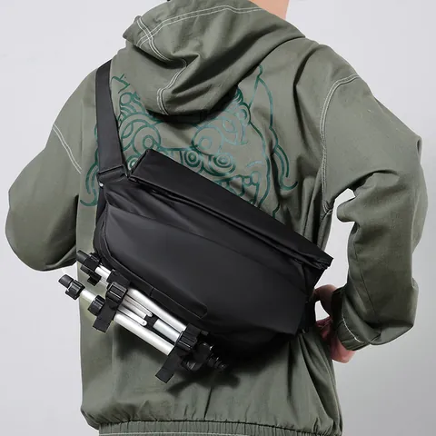 Bolso Mensajero Techwear para Hombre de Gran Capacidad Bandolera Impermeable Con Hebilla Magnética Bolso de Pecho Expandible