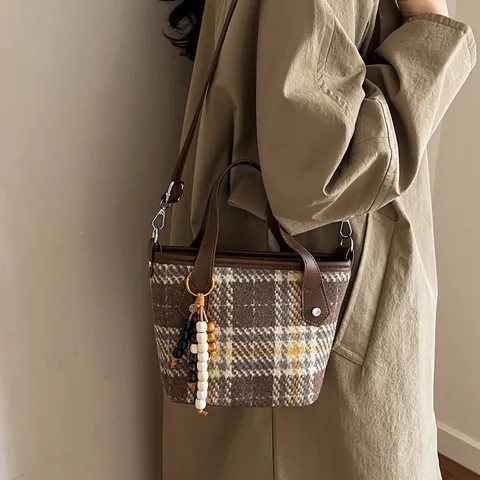 Damen Vintage Plaid Woll-Tote-Tasche Kleine Retro Karierte Eimer-Handtasche Mit PU-Ledergriff Und Holzperlen-Anhänger