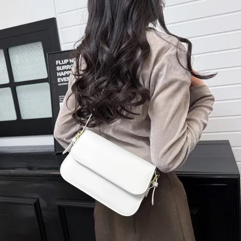 Petit Sac Carré en Cuir PU Minimaliste Vintage pour Femme Mode Couleur Unie Sac à Bandoulière Avec Boucle en Métal Doré