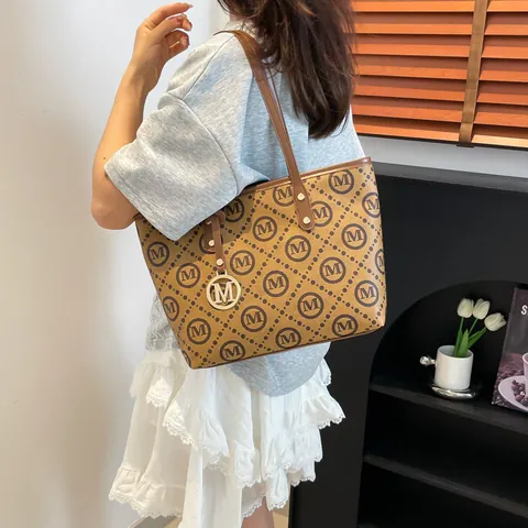 Borsa Tote da Donna in Pelle PU di Grande Capacità Con Motivo Monogramma M Borsa a Tracolla Moda Pendolare Con Ciondolo in Metallo