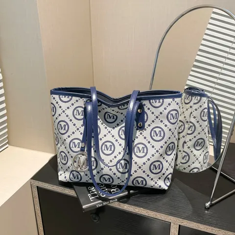 Borsa Tote da Donna in Pelle PU di Grande Capacità Con Motivo Monogramma M Borsa a Tracolla Moda Pendolare Con Ciondolo in Metallo