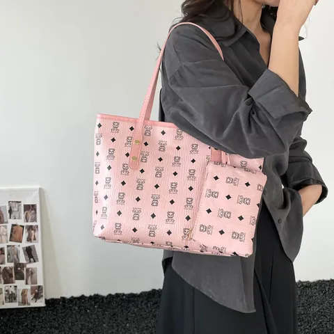 Mode Damen Tragetaschen Set aus PU-Leder mit Monogramm Cartoon Bärenmuster Große Kapazität Umhängetasche mit Kleinem Beutel